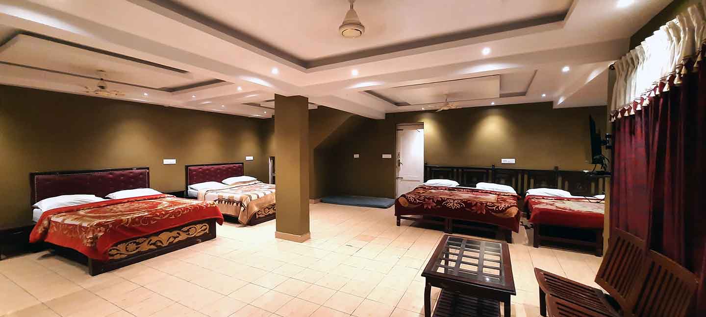 Spacious 4 bedded group room for 15 people in Munnar